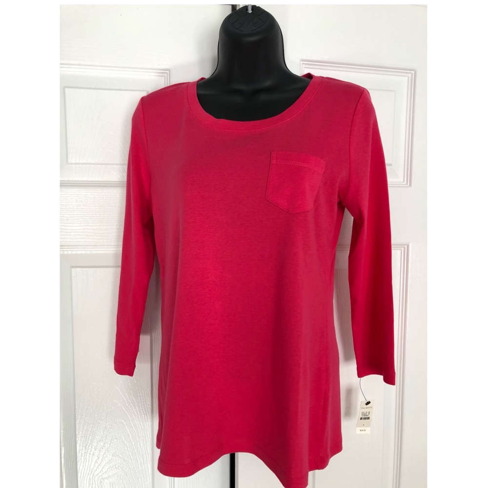 Three-quarter sleeve crew neck tee. Size small